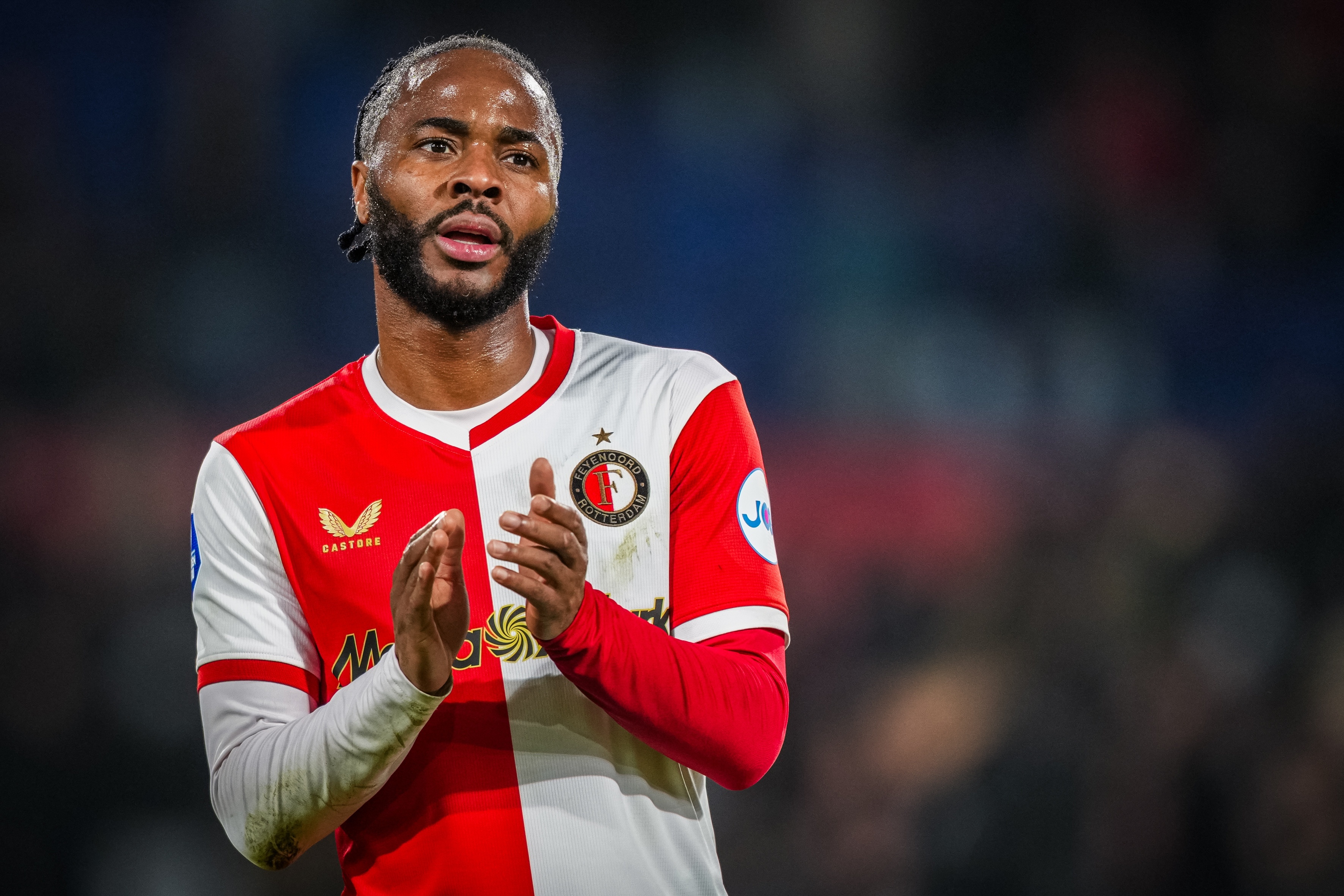 范佩西：斯特林半年没踢球了，只凭首秀表现把他一棍打死是不对的